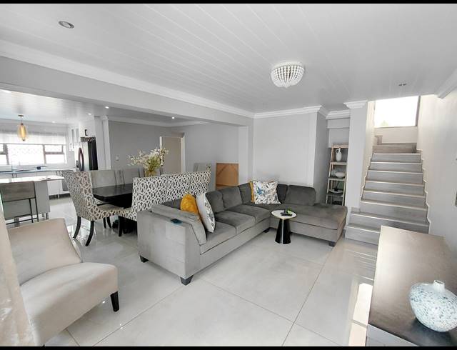 5 BEDROOM FREESTANDING FOR SALE IN FLORA PARK